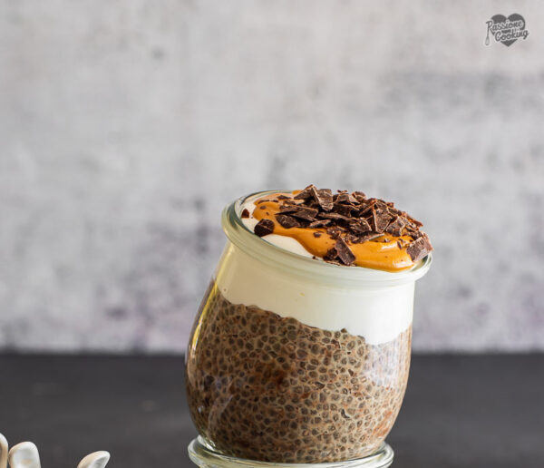 Schokoladen-Chia-Pudding mit Erdnussbutter
