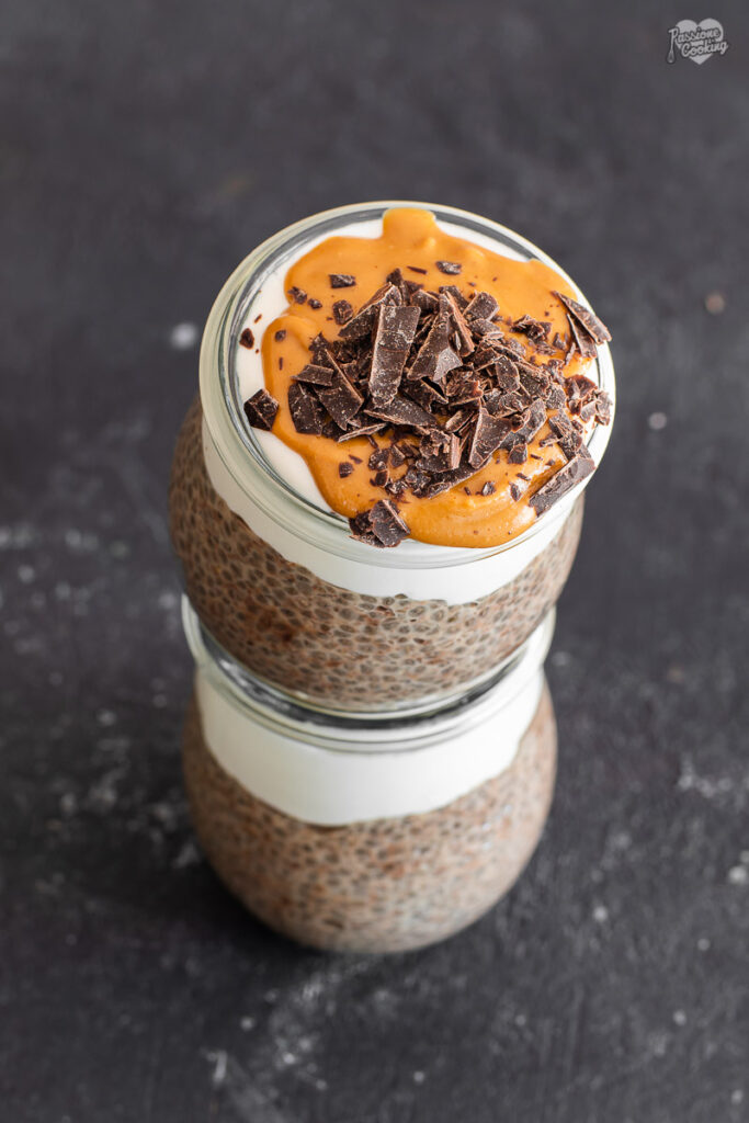 Schokoladen-Chia-Pudding mit Erdnussbutter